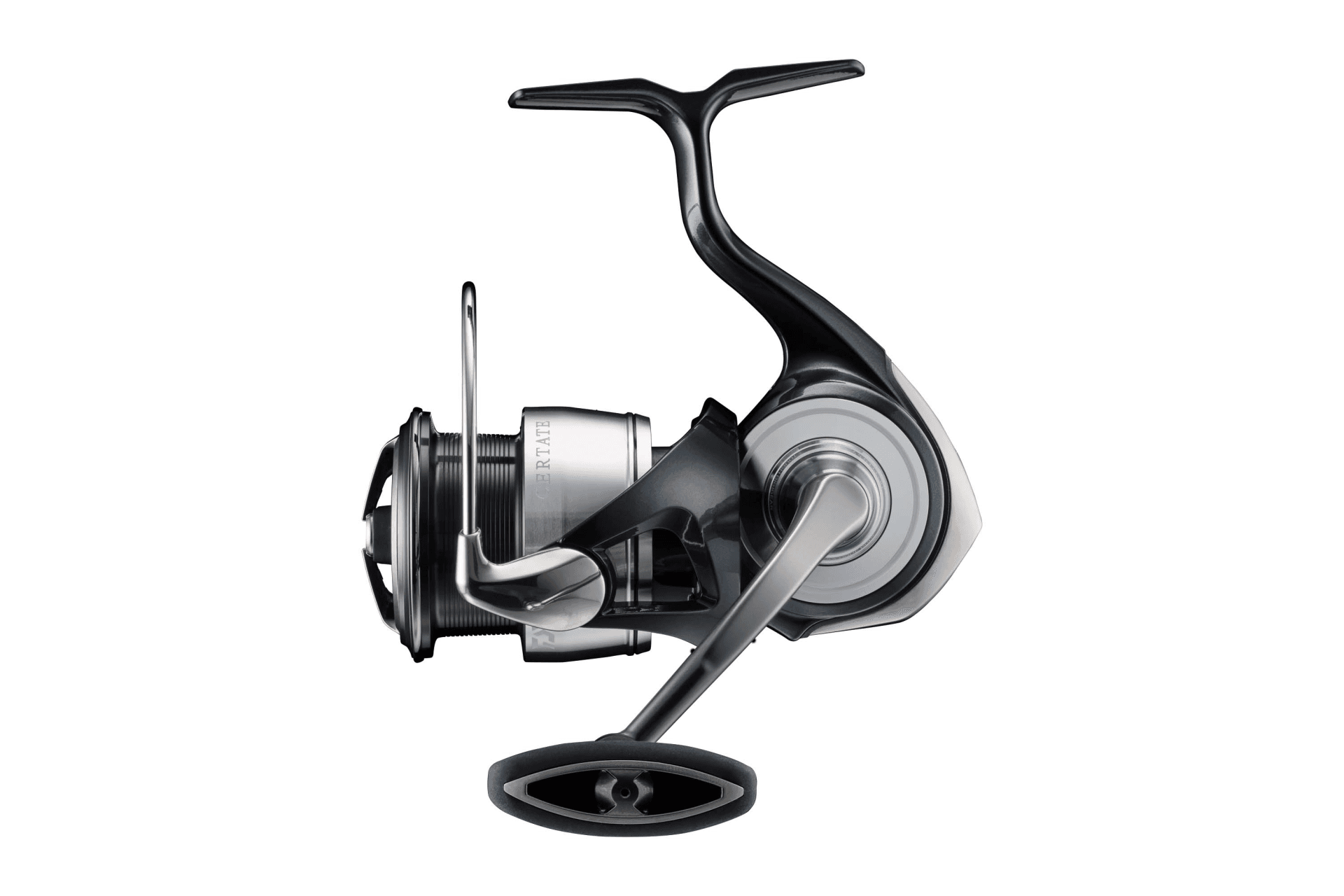 Серия Daiwa 24 Certate LT — вид сбоку с I-образным кнобом; точный SKU по фото не установлен