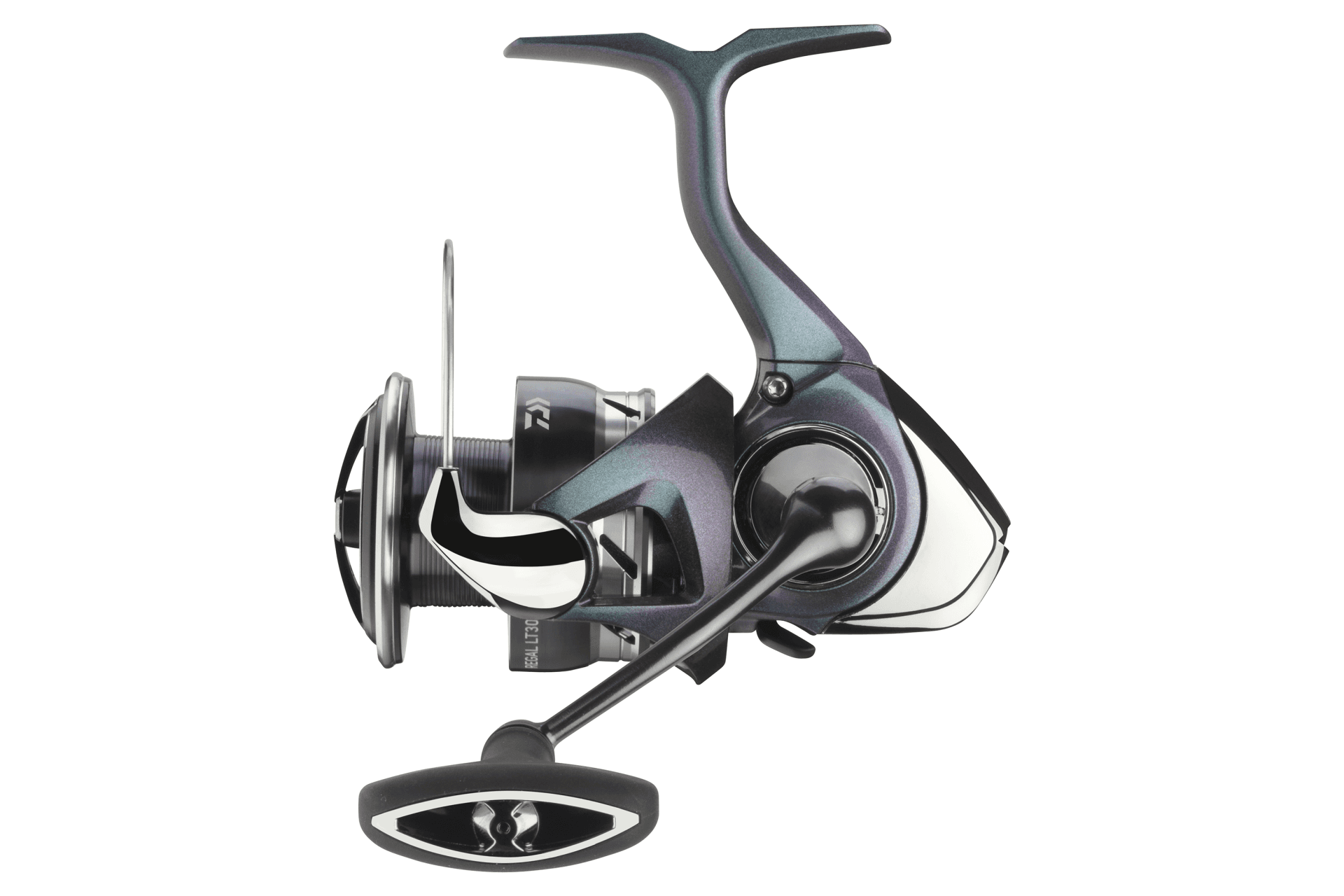 Серия Daiwa 24 Regal LT — вид сбоку, переливающаяся окраска корпуса; точный SKU по фото не установлен