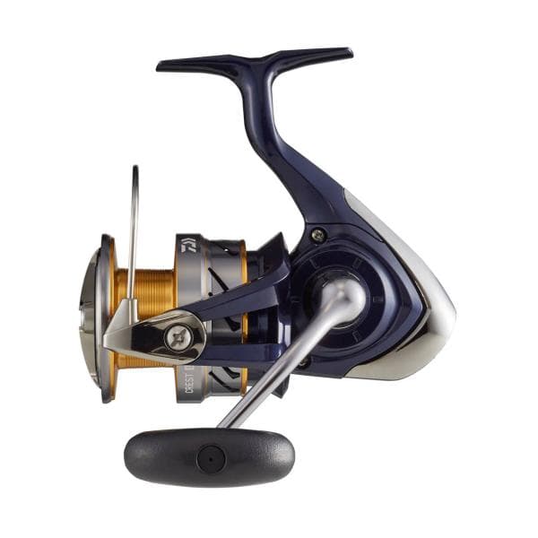 Серия Daiwa 20 Crest LT — вид сбоку со стороны рукоятки