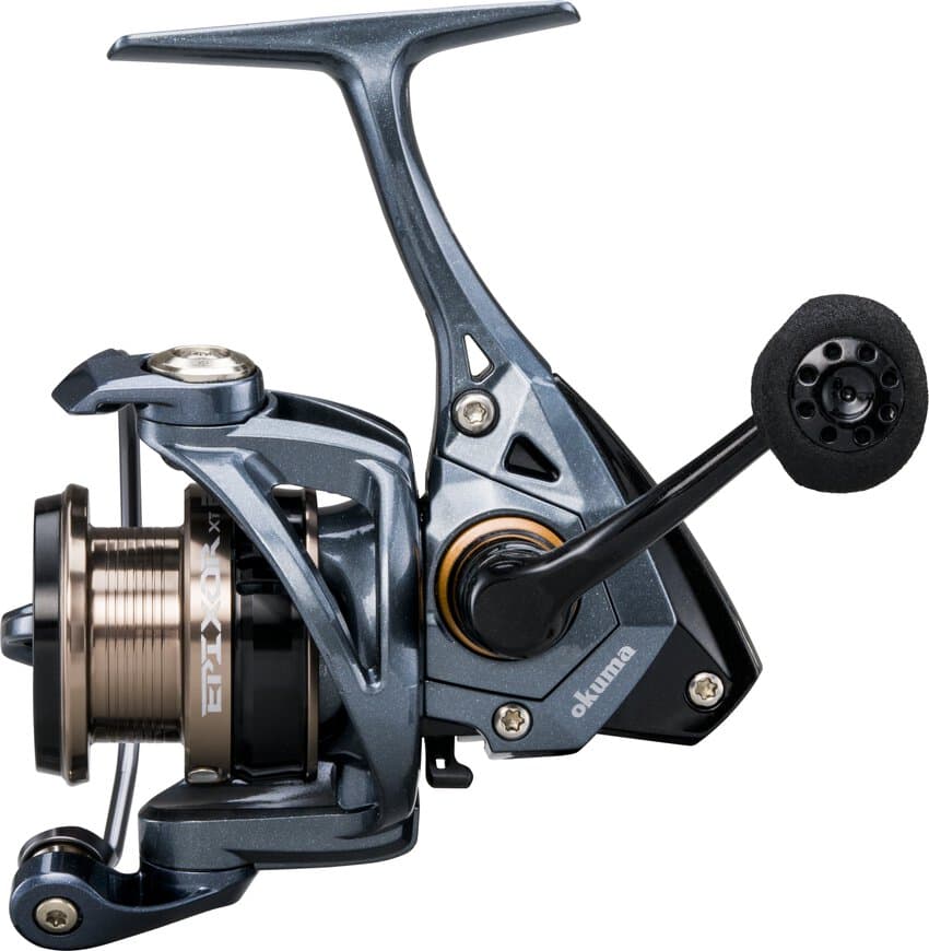 Okuma Epixor XT — вид сбоку со стороны ручки; фото серии, точное соответствие выбранному SKU не заявлено
